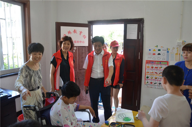 城投集團(tuán)開展“傳承紅色基因，敬老愛幼先行” 現(xiàn)場獻(xiàn)愛心活動