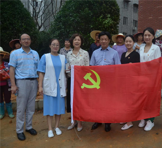 炎炎夏日送清涼，點滴關(guān)懷暖人心——城投集團各黨支部開展“送清涼”慰問一線員工活動