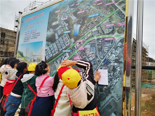 “千人市民觀察團”走進城投集團龍山湖公園、陶瓷產(chǎn)業(yè)加速基地等項目