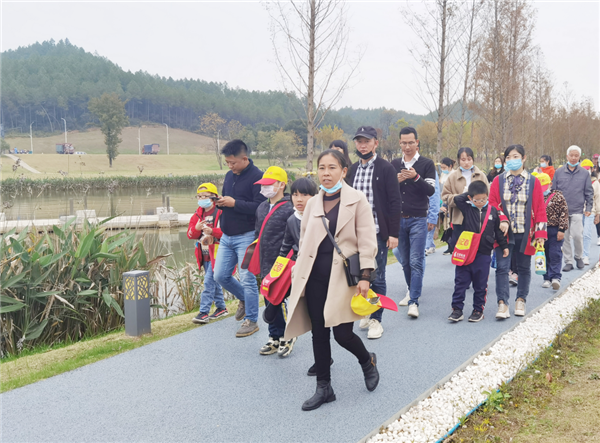 “千人市民觀察團”走進城投集團龍山湖公園、陶瓷產(chǎn)業(yè)加速基地等項目
