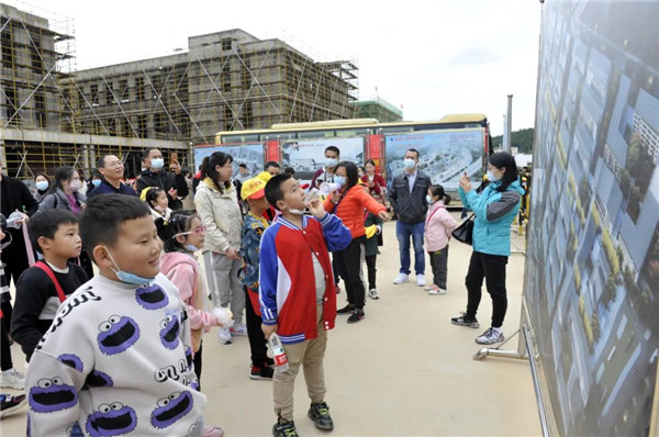 “千人市民觀察團”走進城投集團龍山湖公園、陶瓷產(chǎn)業(yè)加速基地等項目