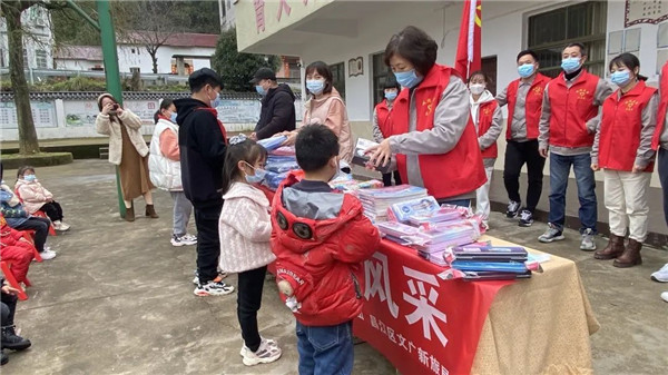 市城投集團(tuán)開展“黨建引領(lǐng)學(xué)雷鋒，志愿服務(wù)展風(fēng)采”送溫暖活動(dòng)